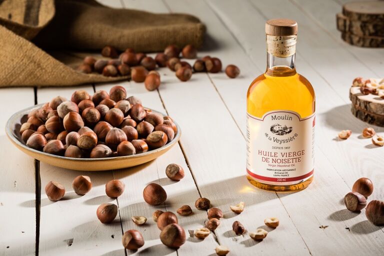 Ambiance huile de noisette au  Moulin de la Veyssière à Neuvic