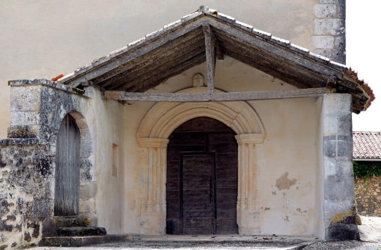 Eglise de Cantillac porche d'entrée