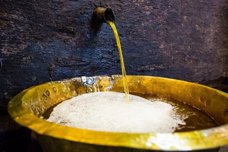 Huile pressoir au  Moulin de la Veyssière à Neuvic